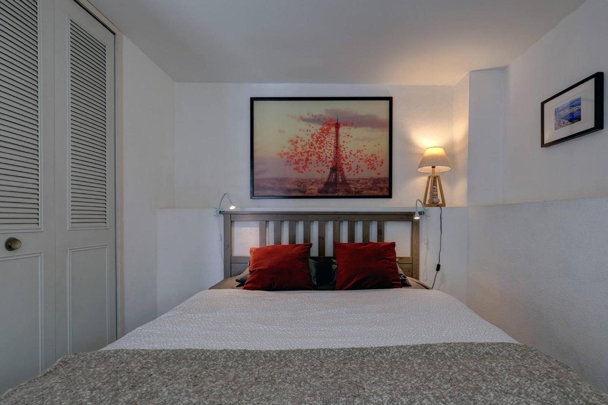 082 - Stunning Sea Views Beachfront Apartment *