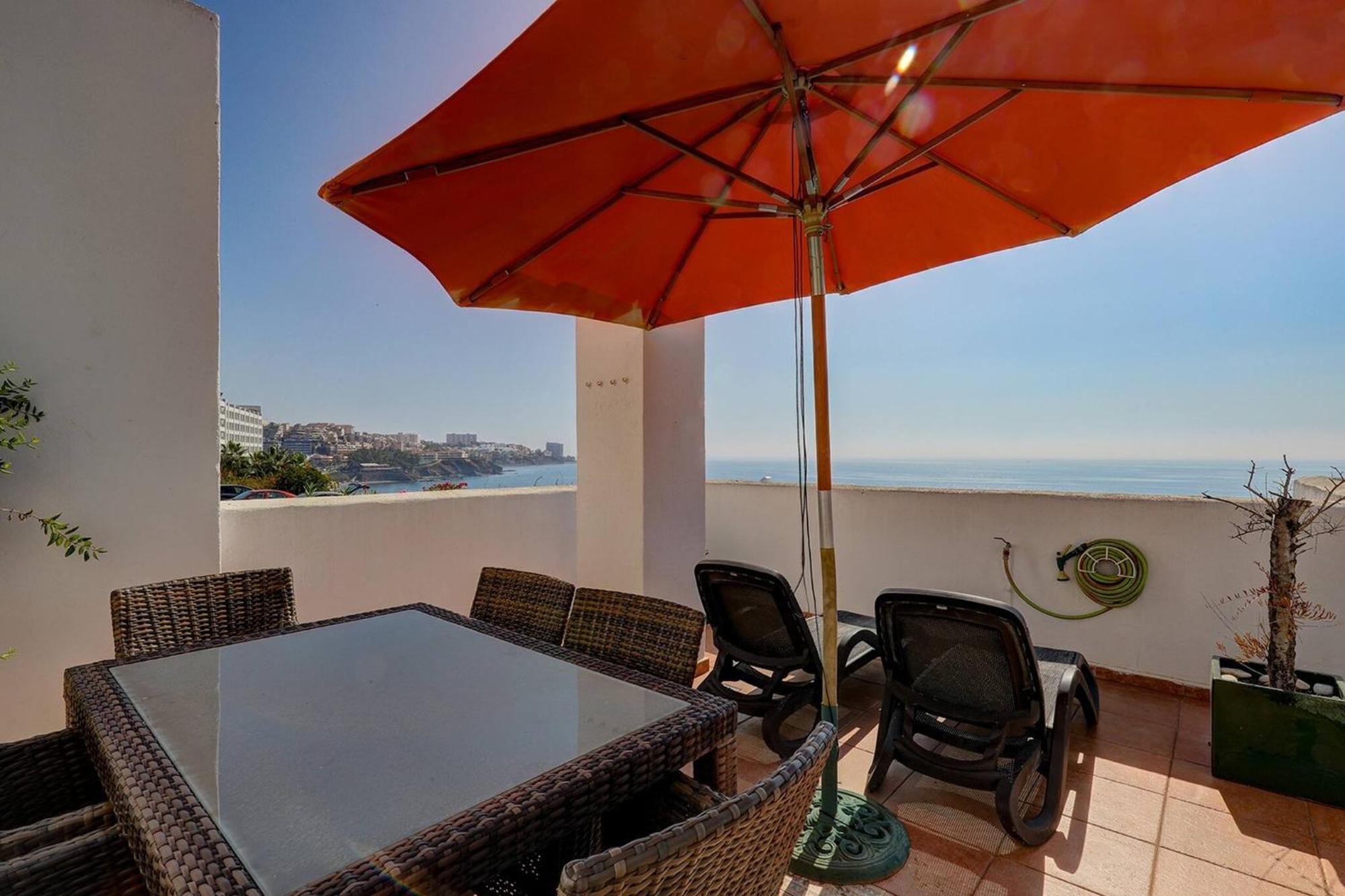 082 - Stunning Sea Views Beachfront Apartment *