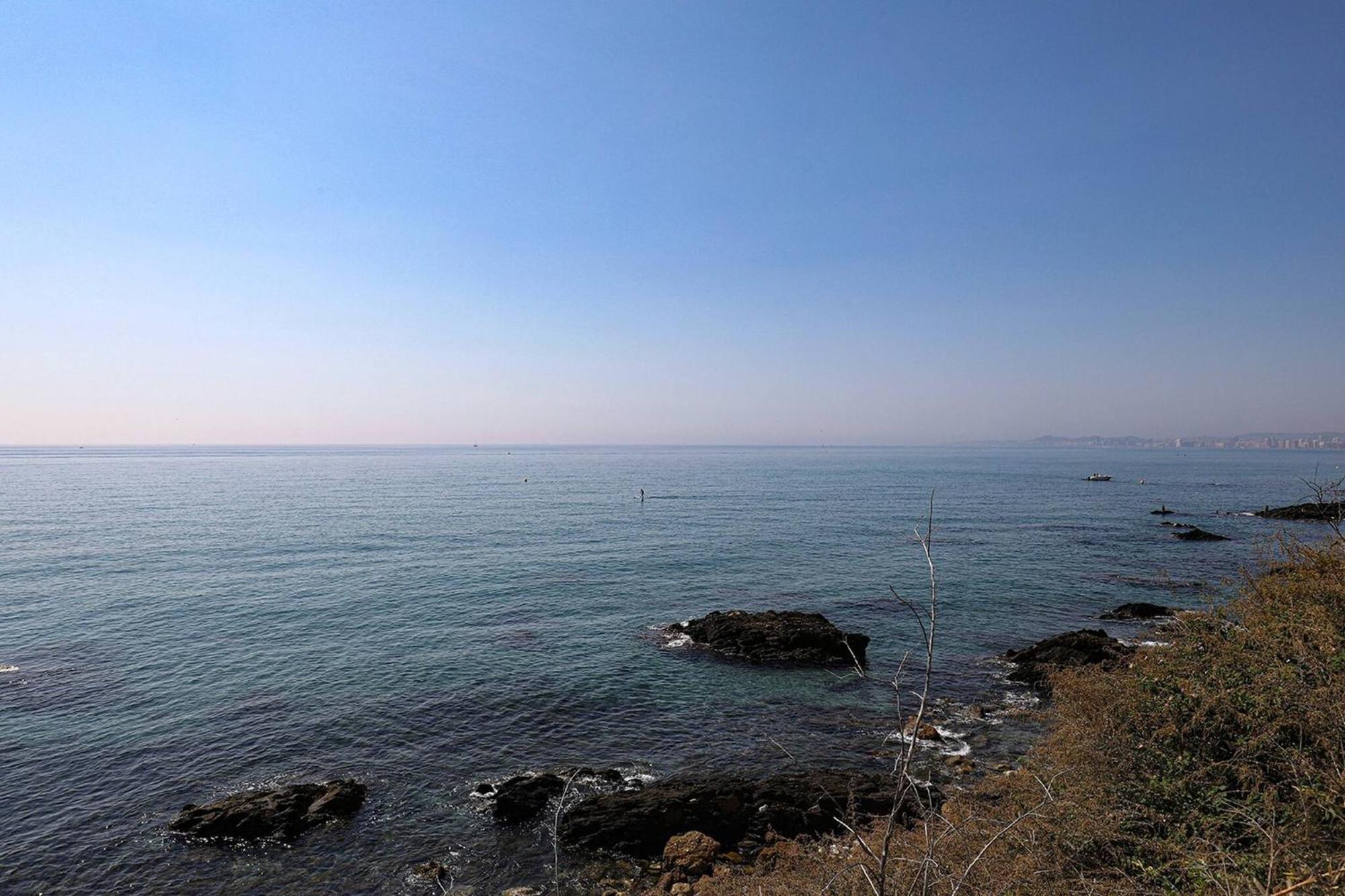 082 - Stunning Sea Views Beachfront Apartment *