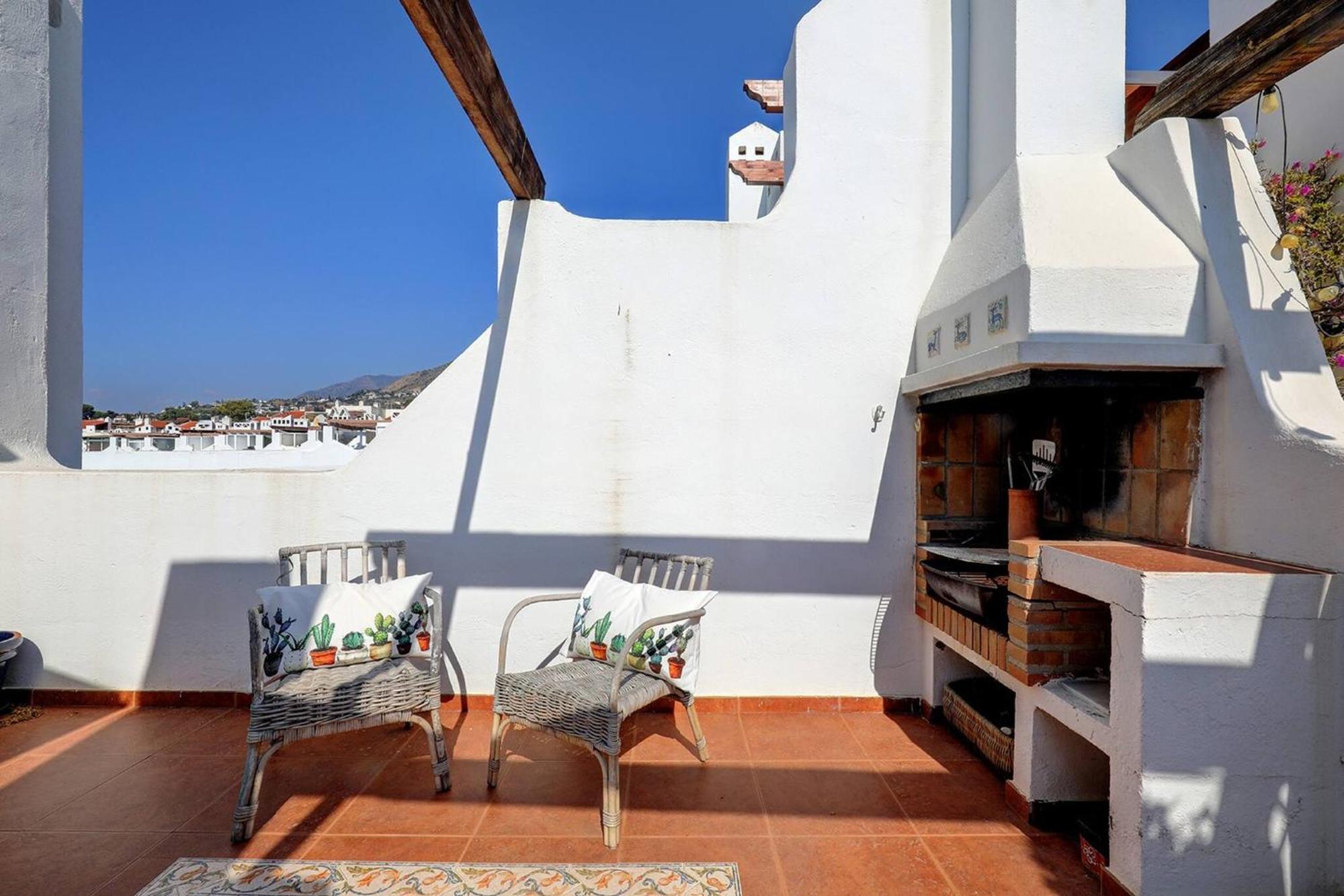 082 - Stunning Sea Views Beachfront Apartment *