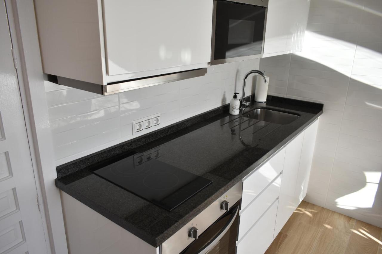 Benal Beach, Luxury Sea & Mountain View Beachside 1 Bedroom Apartment *